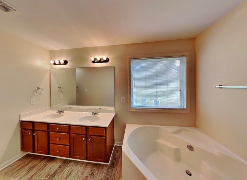 Building Photo - 2495 Valley Creek Dr