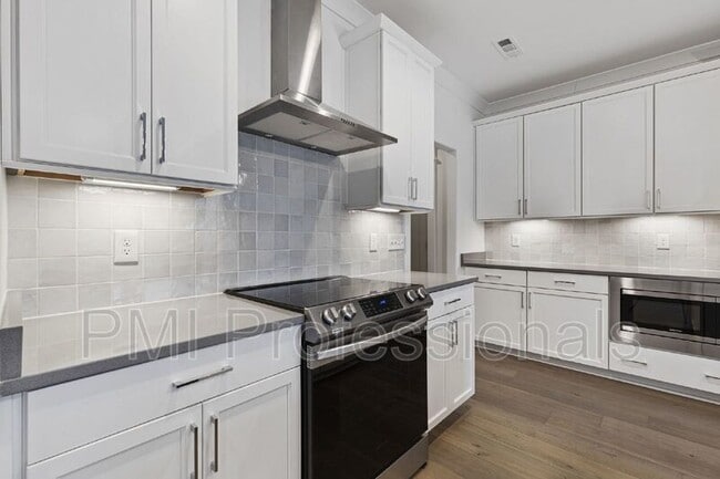 Building Photo - 225 S Bilbro Ave