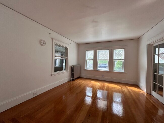 Building Photo - 108 Brooks St