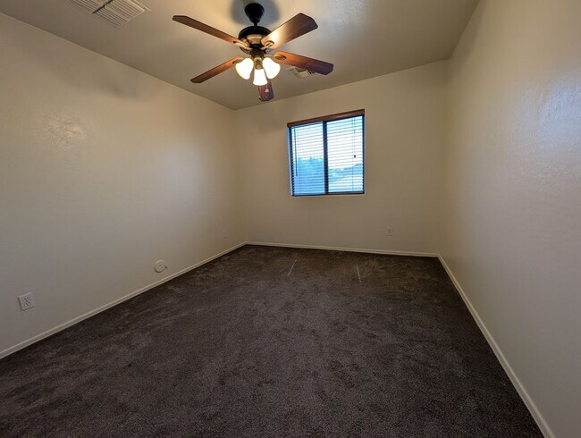 Building Photo - Community pool *Covered back patio with ex...