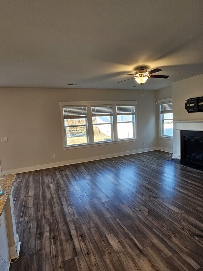 Building Photo - 558 Laxton Rd