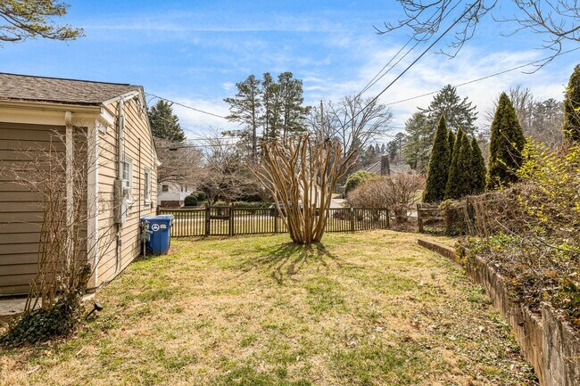 Building Photo - Bright & Inviting 2-Bedroom Home with Fenced-In Yard, Garage & Lawn Care Included