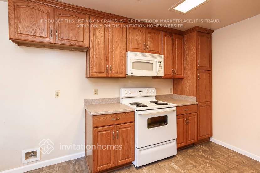 Building Photo - 1528 Vervais Ave