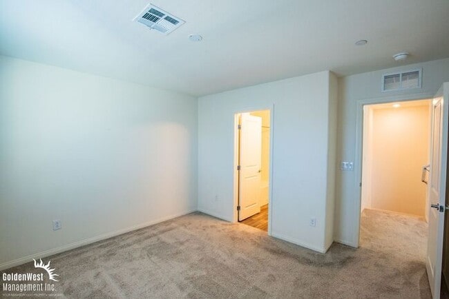 Building Photo - Cozy 2Bdm 2Ba Townhome with Community Pool...