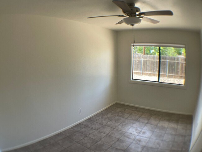 Building Photo - 3 Bedroom Home in Smokerise | Single-Level Living + Natural Light