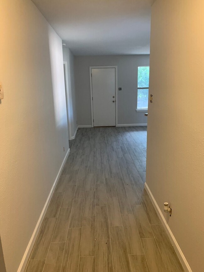 Building Photo - Beautifully remodeled 3/2