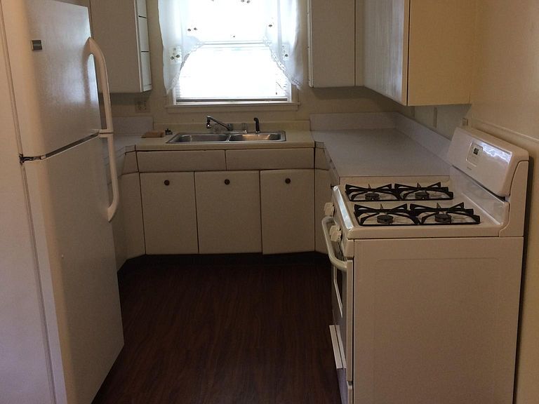 Building Photo - 213 E Mill St