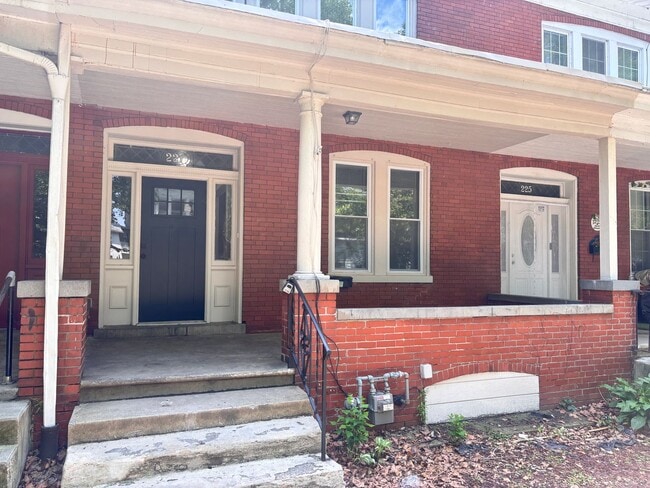 Primary Photo - 4 Bedroom, 2 Full Baths Harrisburg House f...