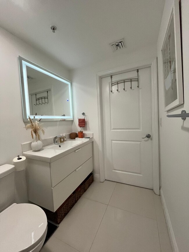 Building Photo - 7910 Harbor Island Dr