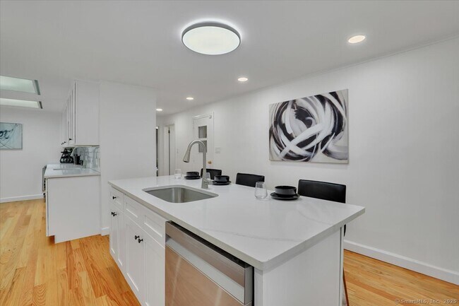 Building Photo - 11 W Ridge Dr