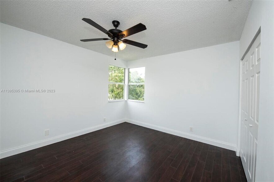 Building Photo - 1127 SW 104th Way