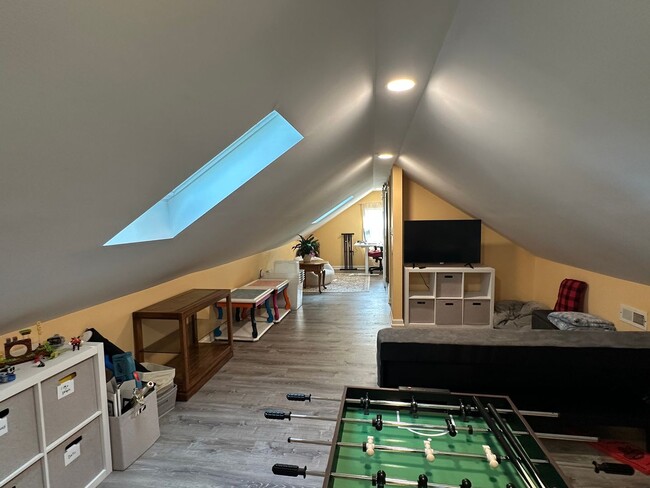 Building Photo - Single Family Home! 2 Bed 2 Bath $2250