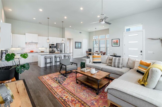 Building Photo - 6025 Seville Dr