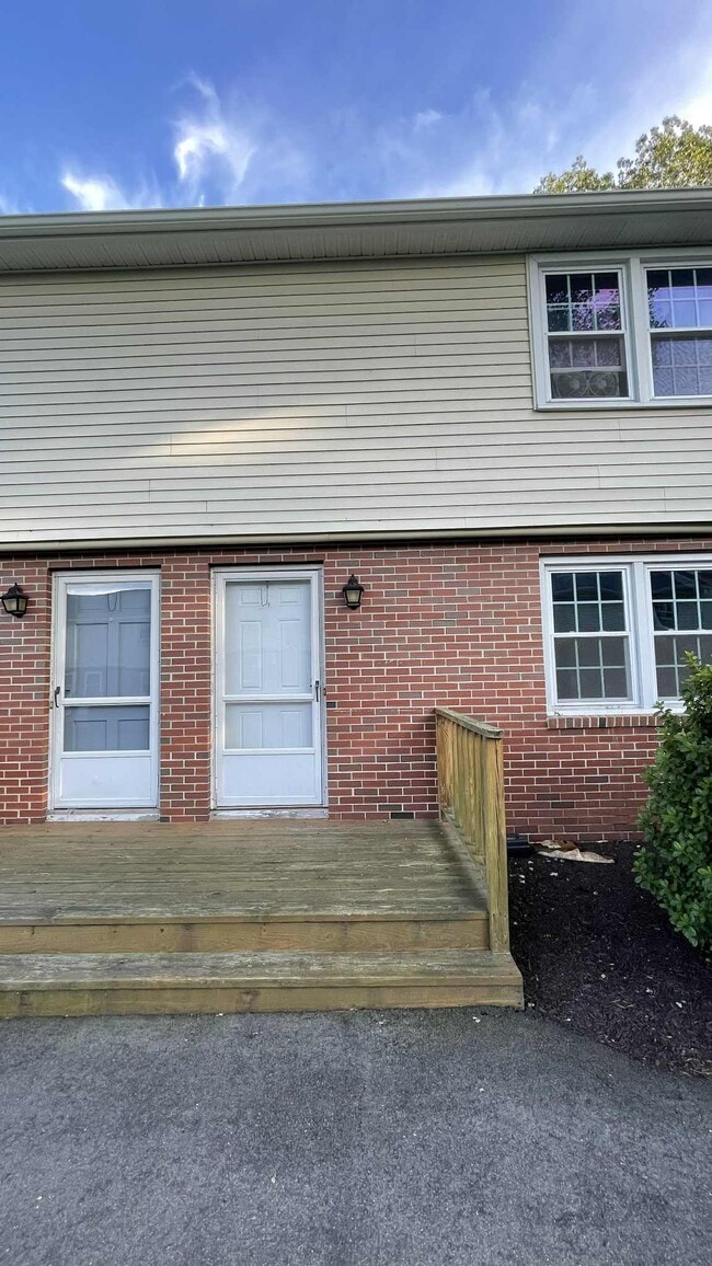 Building Photo - 10 Carolina Dr