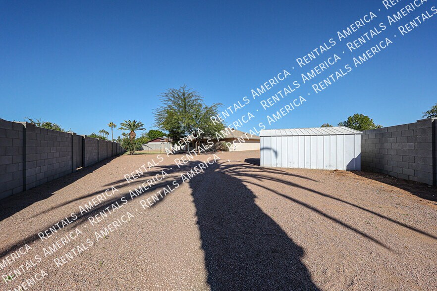 Building Photo - 710 W Alamo Dr