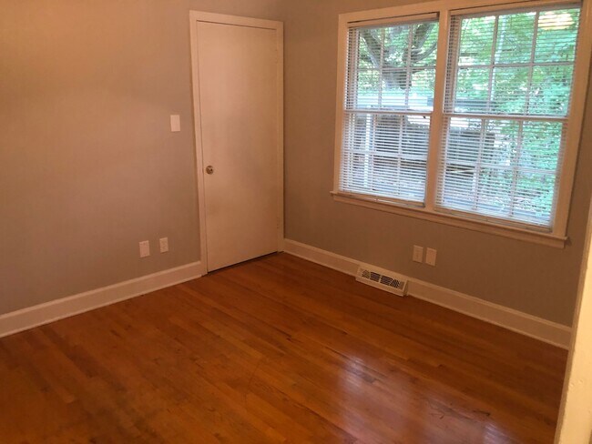 Building Photo - 5720-5722 Londonderry Duplex