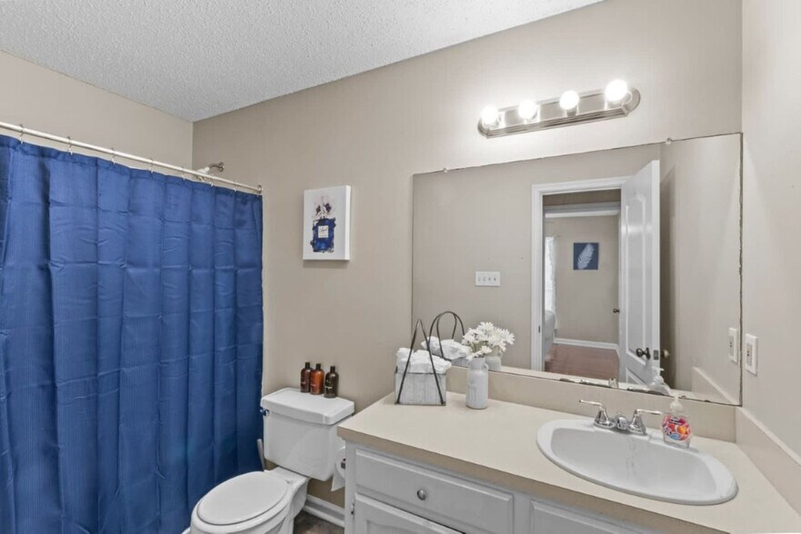 Building Photo - 553 Westhaven Blvd