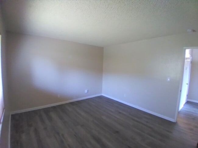 Building Photo - 4504 N Valentine Ave