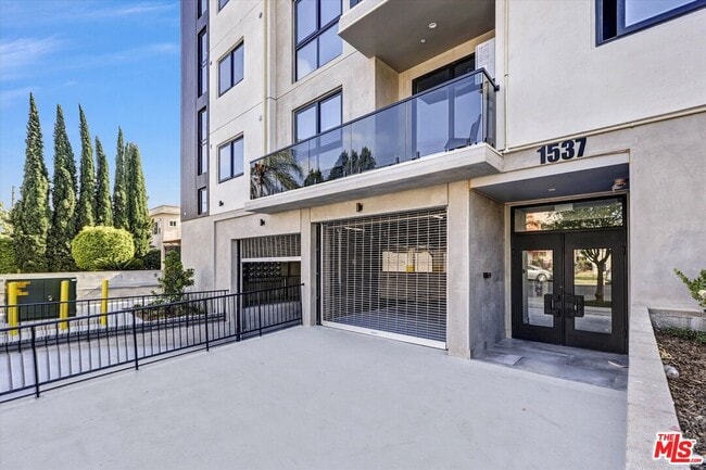 Building Photo - 1537 S Wilton Pl