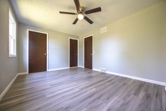 Building Photo - 202 Spring Tree Ln