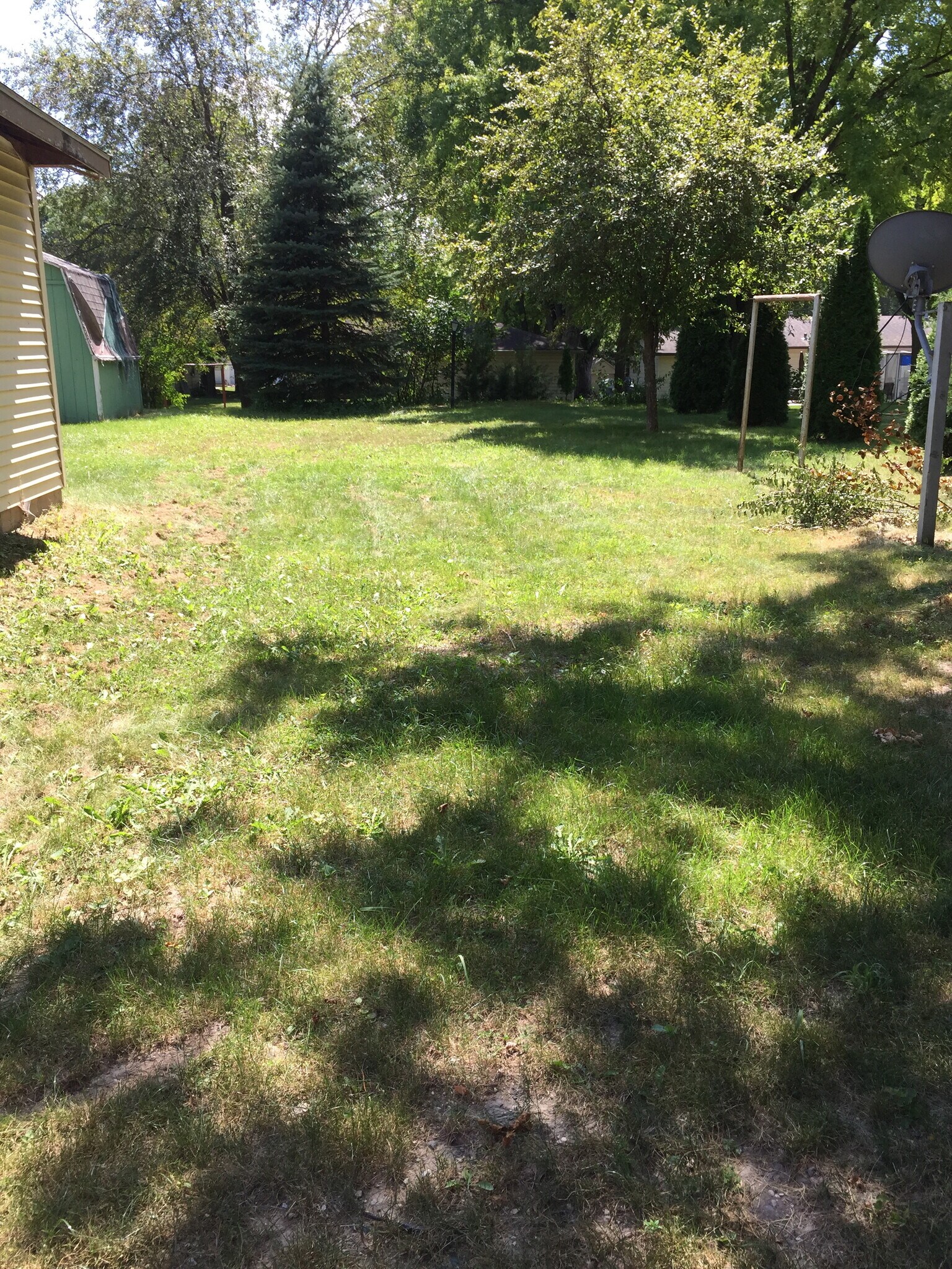 Spacious Backyard - 628 Johanna Avenue Southeast