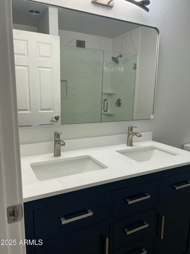 Building Photo - 540 E Royal Palms Dr