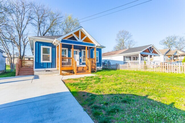 Primary Photo - Downtown 3 bedroom Cottage