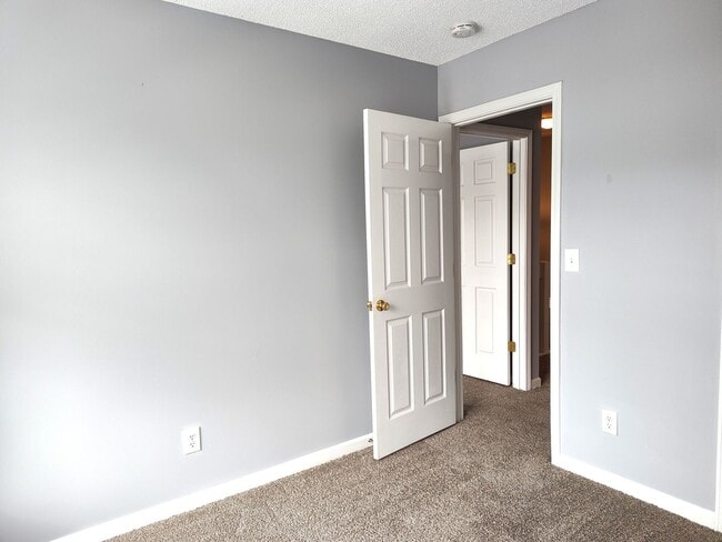 Building Photo - Pristine 2 Story townhome located in the Bennington Place Community!