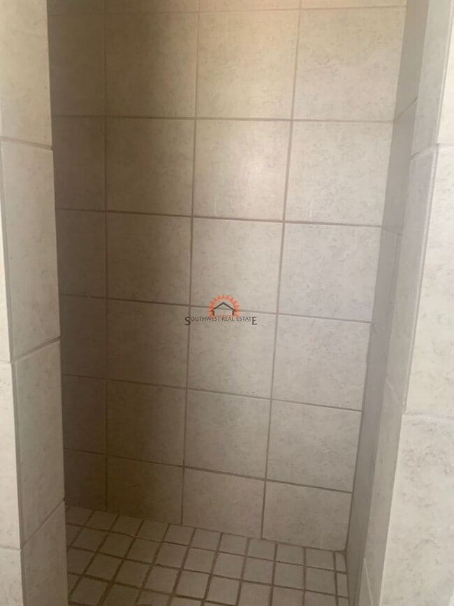 Building Photo - Beautiful 3 bedroom 2 bath home with a 1 car garage.available 4/1/25