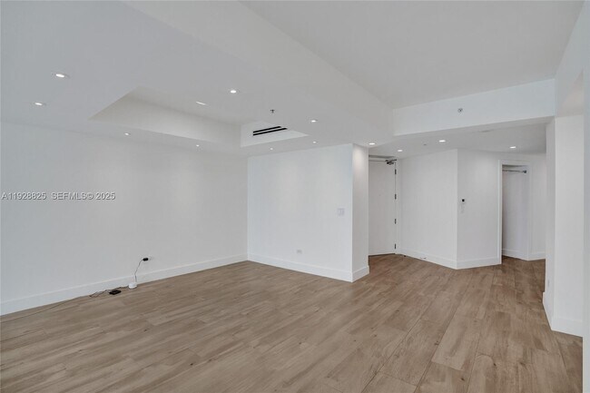 Building Photo - 848 Brickell Key Dr