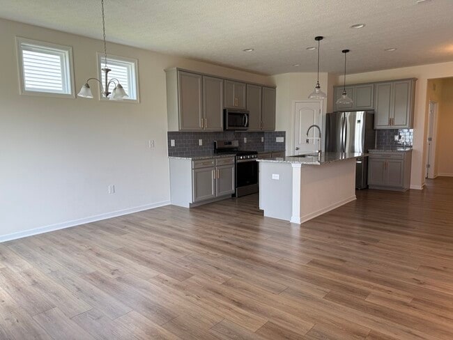 Building Photo - Gorgeous 4 beds 2.5 baths in Johnstown