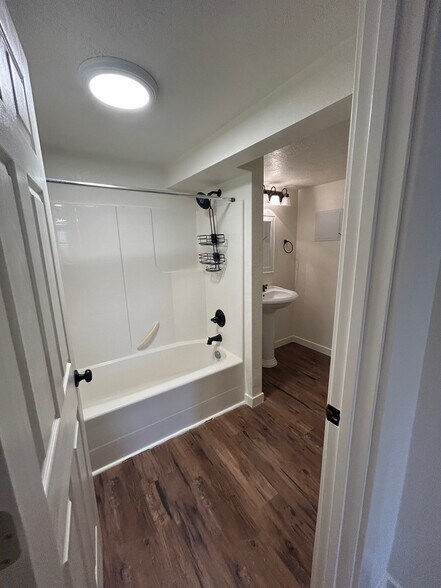 Building Photo - 7816 E Victory Rd