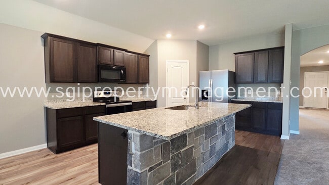 Building Photo - 942 Primrose Dr