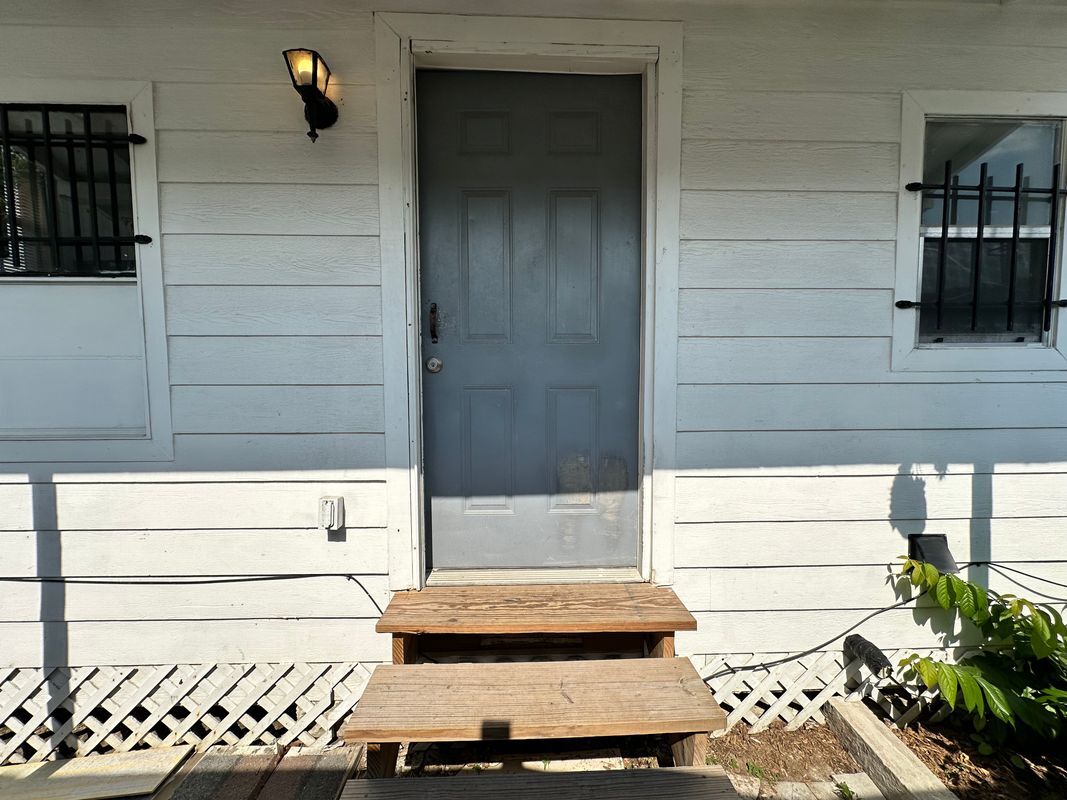 Building Photo - 305 N Live Oak St