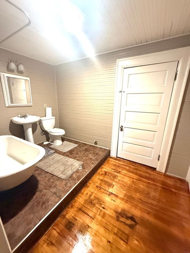 Building Photo - ** 4 bed 3 bath located in the Garden Dist...