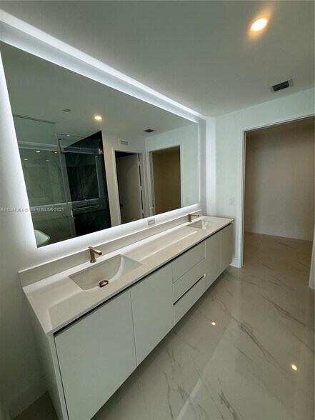 Building Photo - 700 NE 24th St