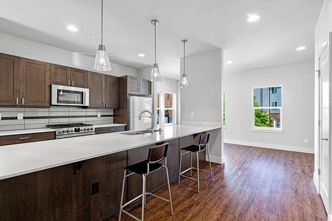 Building Photo - Modern 3 beds/ 2.5 bath townhouse in Kenmore!