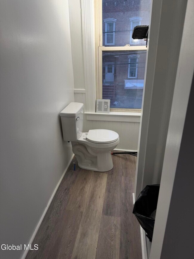 Building Photo - 850 Peoples Ave