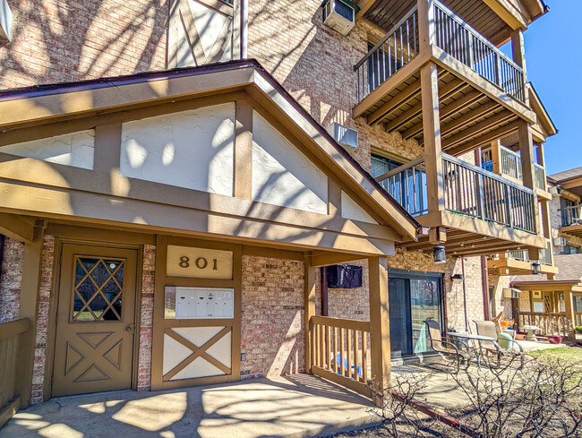 Building Photo - 801 S Dwyer Ave