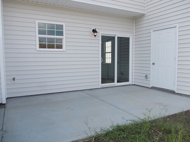 Building Photo - Rare 3 Bedroom townhome between Harrisburg...