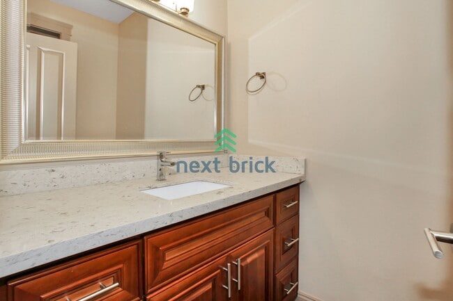 Building Photo - 4 BED & 2.5 BATH TOWNHOUSE FOR RENT