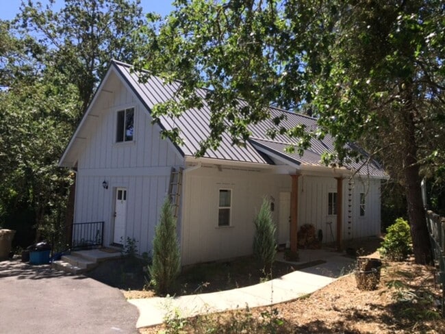 Building Photo - 2BED 2BATH - NEWLY RENOVATED, YARD, WASHER DRYER, STORAGE, NEAR DOWNTOWN