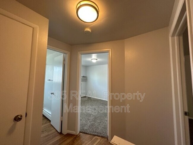 Building Photo - 1476 E 16th St