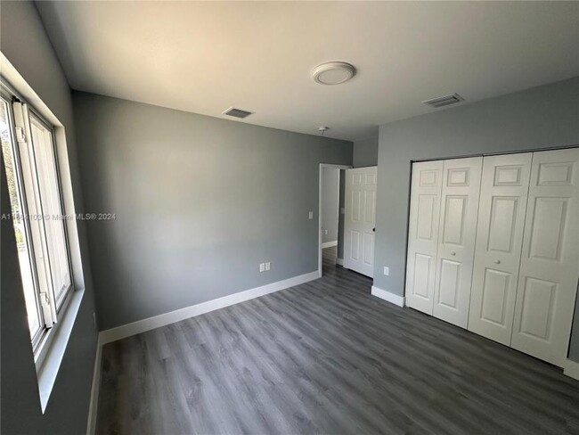 Building Photo - 3 bedroom in Miami FL 33150