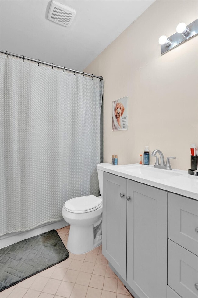 Building Photo - 9851 Riverside Dr