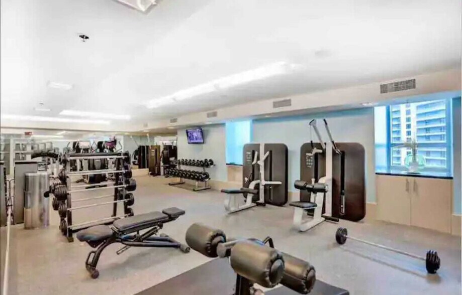 Building Photo - 1395 Brickell Ave