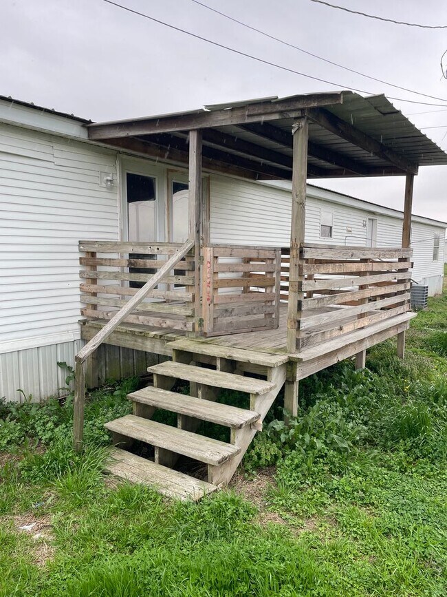 Building Photo - 4 bedroom, 2 bath doublewide trailer