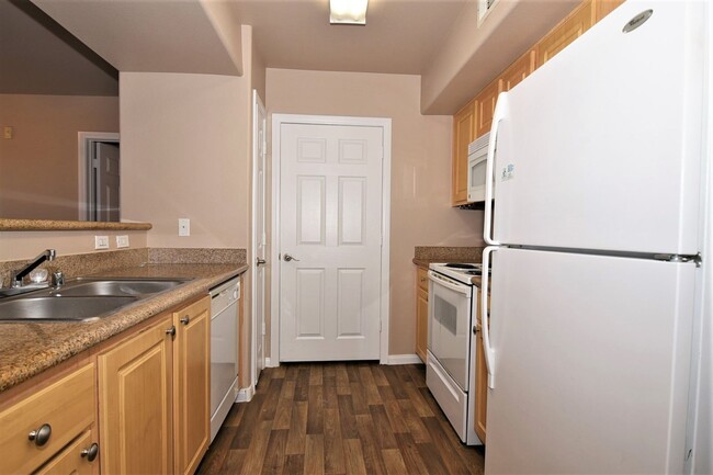 Building Photo - Great 2 Bedroom Condo At Coronado Palms