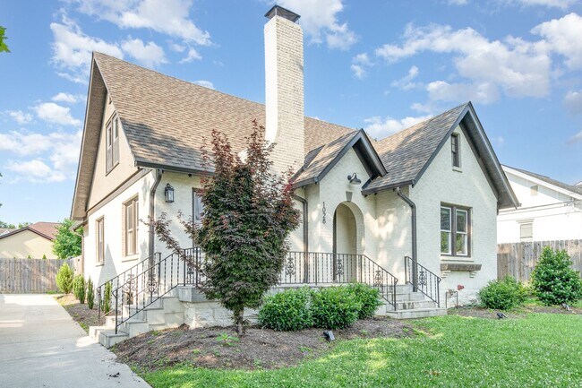 Building Photo - Charming Renovated East Nashville Home wit...