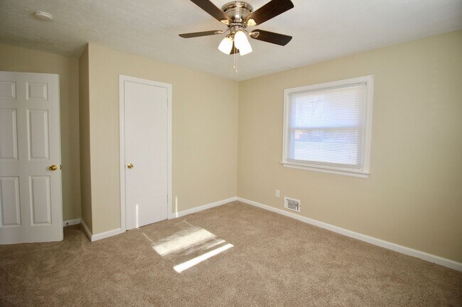 Building Photo - Super 3-brm stone ranch with basement in e...